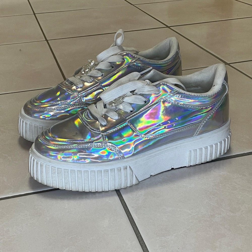 Taavi ‘s Threads: yvo.kids silver metallic shoes.